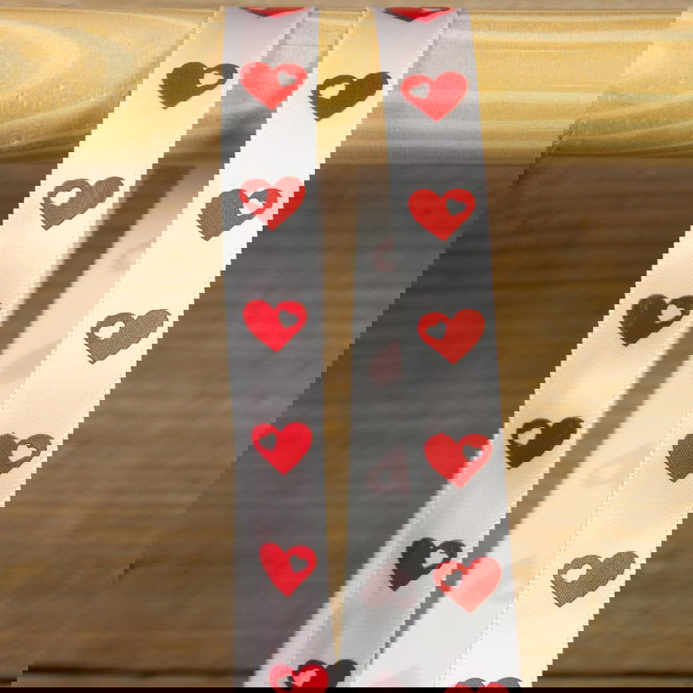 Satijnlint wit met rode Hartjes - Kadopapier.net