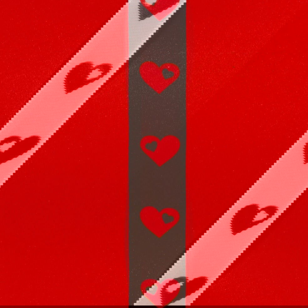 Satijnlint wit met rode Hartjes - Kadopapier.net