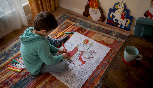 Een kleurplaat van Sinterklaas op zijn schimmel inkleuren
