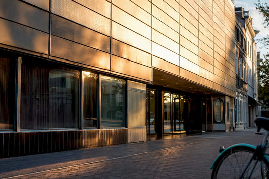 Historische metalen bioscoopgevel in Arnhem