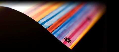 Buntes Geschenkpapier mit Streifen – Fröhlich und energiegeladen 