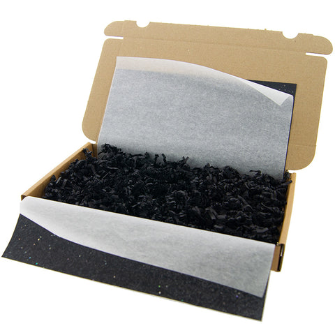 Brievenbus verzendkit zwart – 20x kraft brievenbusdoos 255x155x28 mm + wit & zwart gemstones-vloeipapier, zwart opvulpapier & witte bedankstickers