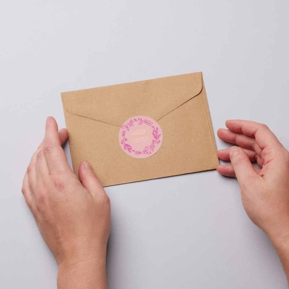 Vrolijk Kerstfeest etiket poederroze op een kraft envelop - Kadopapier.net